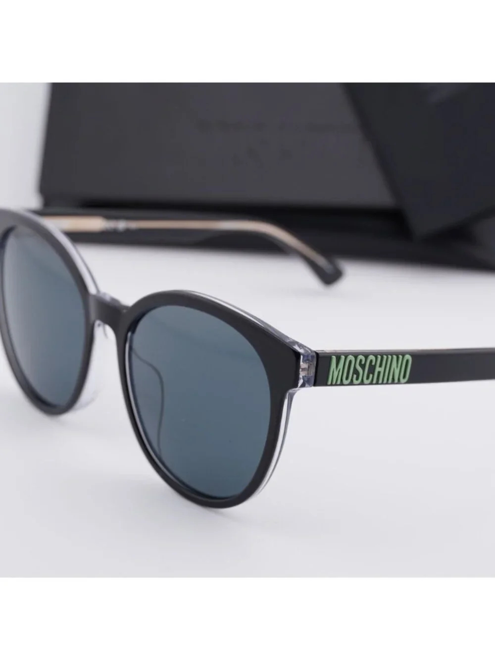 Moschino model mos151